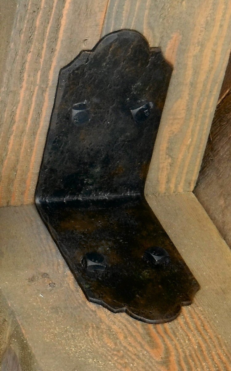 5 Stylish Uses of Metal Corner Brackets in Interior Design - Old West Iron