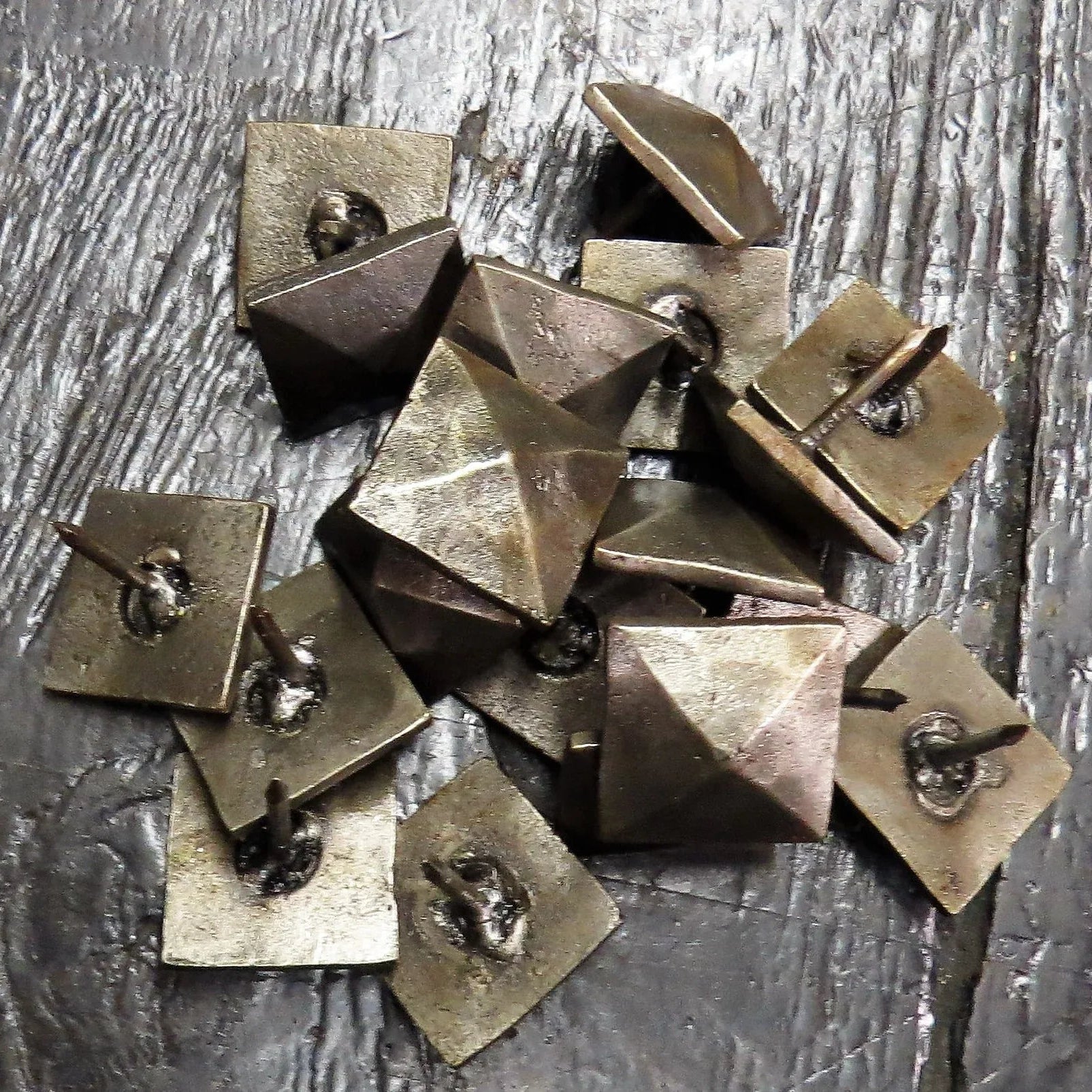 Bulk Box 1 1/2" Square Hammered Pyramid Head Nails (QTY 80) - Old West Iron