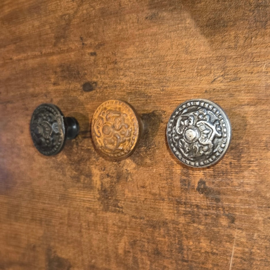 Bouton d'armoire rond en relief