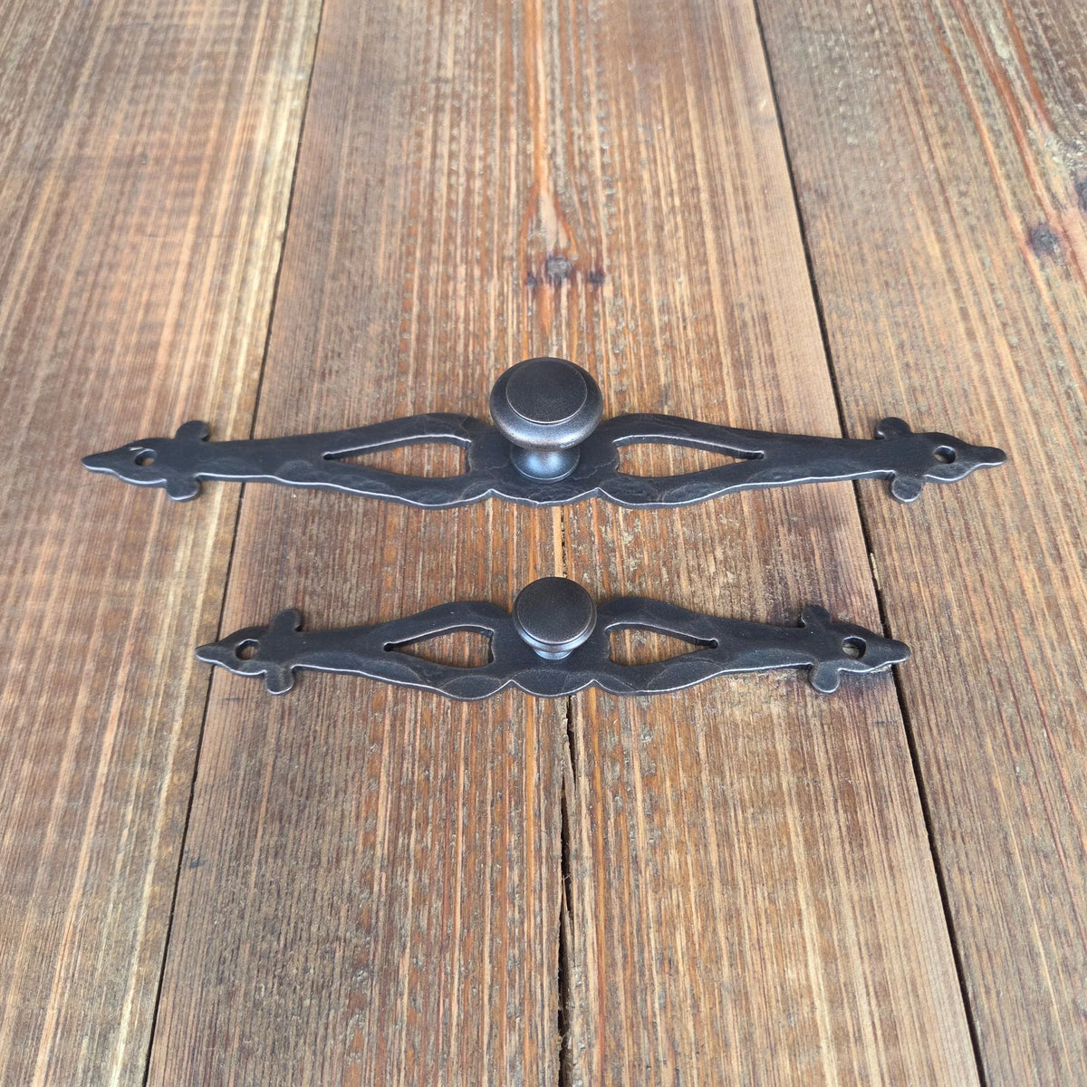 Minimalist Fleur De Lis Dresser Drawer Pulls - Old West Iron