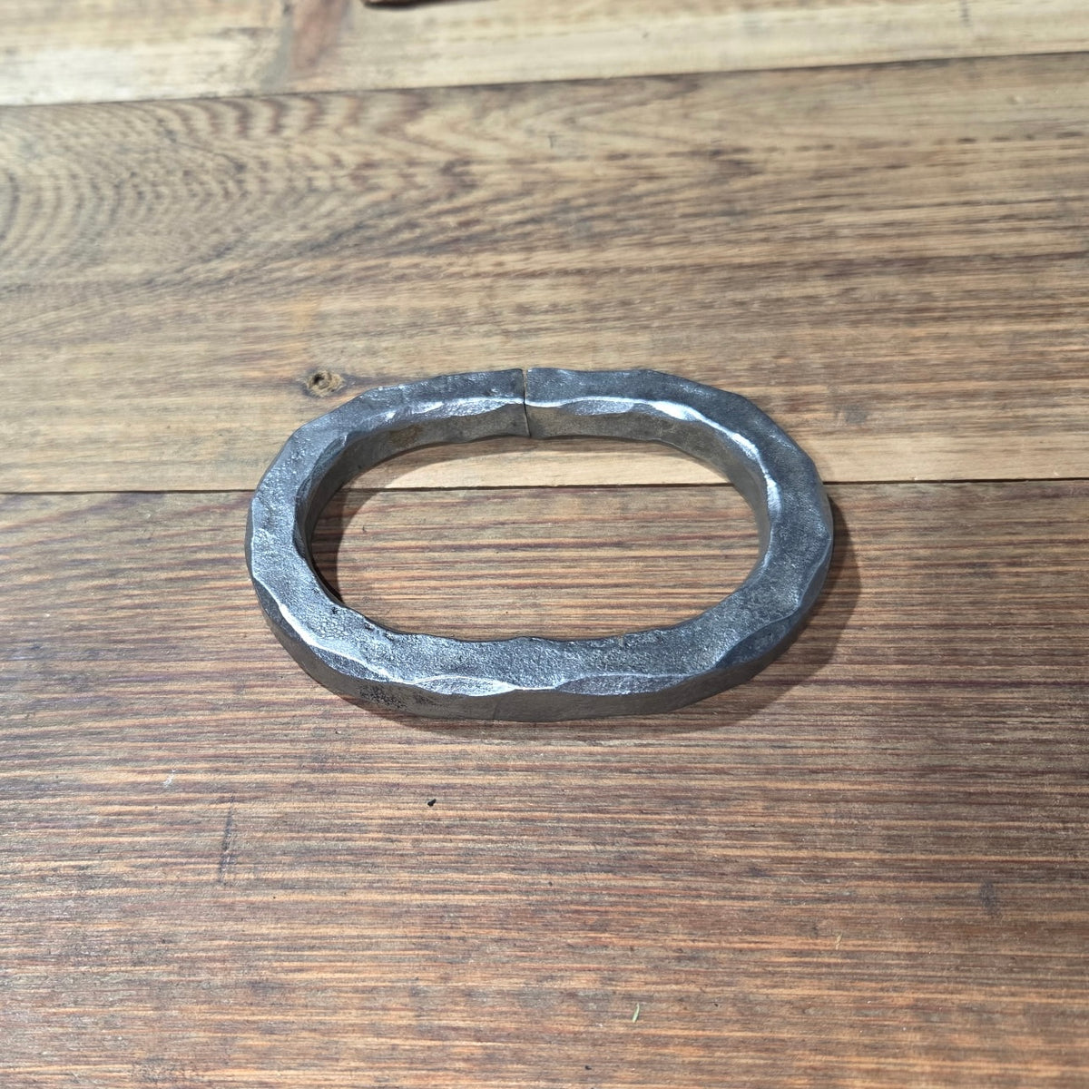Hammered Oval Link Large 4 1/2" x 3 1/4" x 9/16"